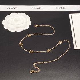 Новейшее изделие Chanel — массивное золотое колье с двойной букво