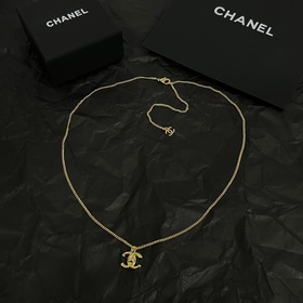 Chanel подержанное колье. Модели Chanel не нуждаются в представле