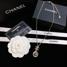 Новая модель Chanel, подержанная, с двойным C-образным кулоном. М