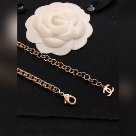 Популярные модели ожерелий Chanel поступили в продажу, доступны в