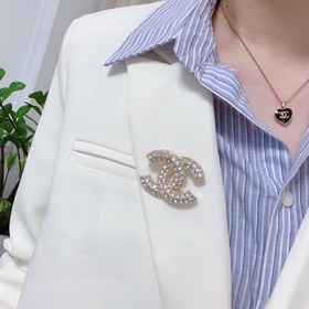 CHANEL выпустила новую коллекцию брошей с бриллиантами, которые л