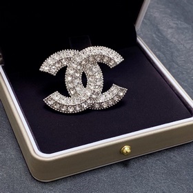 CHANEL выпустила новую коллекцию брошей с бриллиантами, которые л