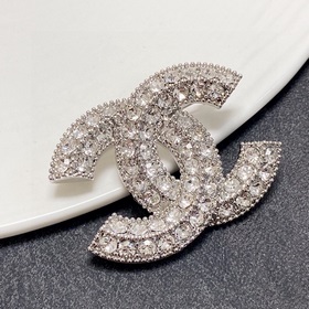 CHANEL выпустила новую коллекцию брошей с бриллиантами, которые л