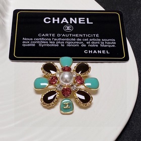 CHANEL выпустила новую брошь, которая уже доступна в магазинах. Б