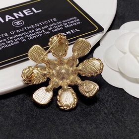 CHANEL выпустила новую брошь, которая уже доступна в магазинах. Б