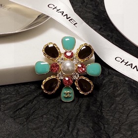 CHANEL выпустила новую брошь, которая уже доступна в магазинах. Б