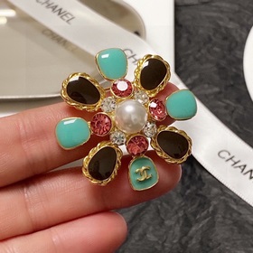 CHANEL выпустила новую брошь, которая уже доступна в магазинах. Б