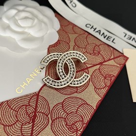 CHANEL выпустила новую брошь, которая уже доступна в магазинах. Б