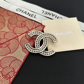 CHANEL выпустила новую брошь, которая уже доступна в магазинах. Б