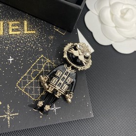 Мне очень нравится этот дизайн от Chanel. Брошь с львами от Chane