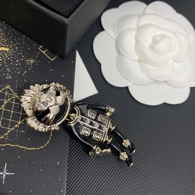 Мне очень нравится этот дизайн от Chanel. Брошь с львами от Chane