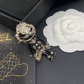 Мне очень нравится этот дизайн от Chanel. Брошь с львами от Chane