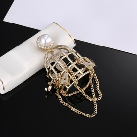 Новая брошь Chanel виде птичьей клетки. Этот дизайн просто поража