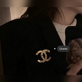 Брошь Chanel с буквами Chanel Очень красивая, изящная и винтажна