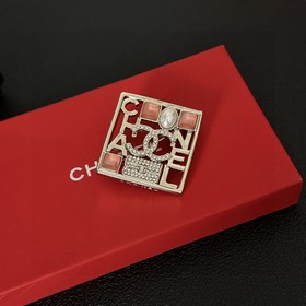 CHANEL выпустила новую брошь, которая уже доступна в магазинах. Б