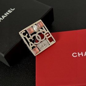 CHANEL выпустила новую брошь, которая уже доступна в магазинах. Б