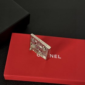 CHANEL выпустила новую брошь, которая уже доступна в магазинах. Б