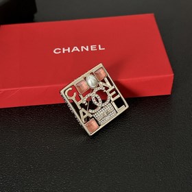 CHANEL выпустила новую брошь, которая уже доступна в магазинах. Б