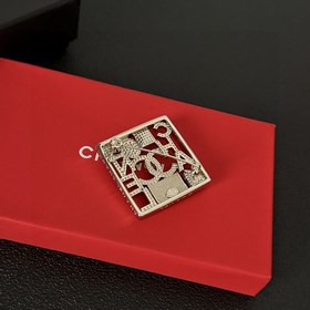 CHANEL выпустила новую брошь, которая уже доступна в магазинах. Б
