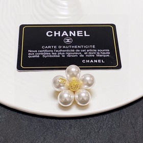 CHANEL выпустила новую брошь, которая уже доступна в магазинах. Б