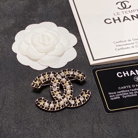 CHANEL выпустила новую брошь, которая уже доступна в магазинах. Б