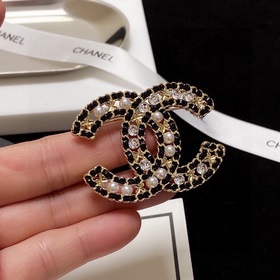 CHANEL выпустила новую брошь, которая уже доступна в магазинах. Б