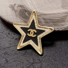 CHANEL Новейшая высококачественная кожаная брошь Chanel в форме п