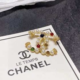 Chanel  CHANEL Маленькая брошь Chanel, новая модель, появившаяся