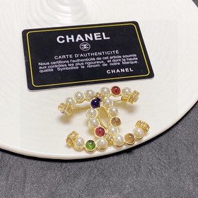 Chanel  CHANEL Маленькая брошь Chanel, новая модель, появившаяся