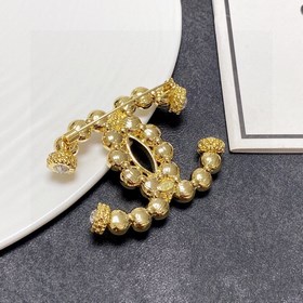 Chanel  CHANEL Маленькая брошь Chanel, новая модель, появившаяся
