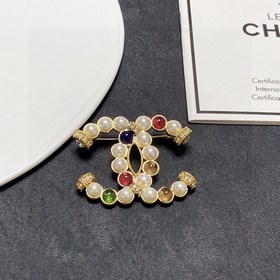Chanel  CHANEL Маленькая брошь Chanel, новая модель, появившаяся