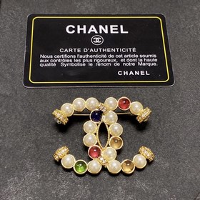 Chanel  CHANEL Маленькая брошь Chanel, новая модель, появившаяся