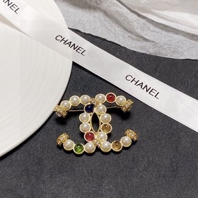 Chanel  CHANEL Маленькая брошь Chanel, новая модель, появившаяся