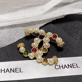 Chanel  CHANEL Маленькая брошь Chanel, новая модель, появившаяся