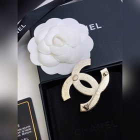 Chanel Новая брошь Chanel с точной детализацией. Новинка на офиц