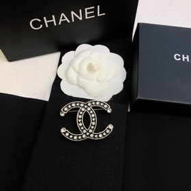 Chanel Новая брошь Chanel с точной детализацией. Новинка на офиц