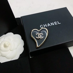Новая брошь Chanel в форме сердца с точной детализацией. Новинка 