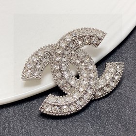 CHANEL выпустила новую модель броши, которая появилась одновремен