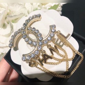 CHANEL выпустила новую брошь с буквой Chanel и бахромой. Это укра