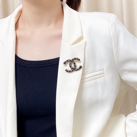 CHANEL - новая модель броши Chanel из серии «Маленькая Chanel», э