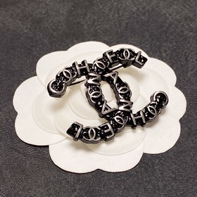CHANEL - новая модель броши Chanel из серии «Маленькая Chanel», э