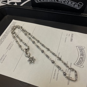 Цветок скаута является символом Chrome Hearts, поэтому он остаетс