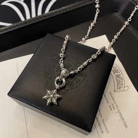 Цветок скаута является символом Chrome Hearts, поэтому он остаетс