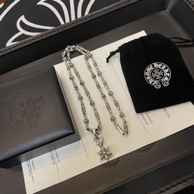 Цветок скаута является символом Chrome Hearts, поэтому он остаетс