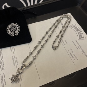 Цветок скаута является символом Chrome Hearts, поэтому он остаетс