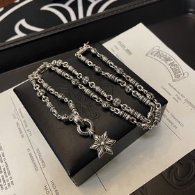 Цветок скаута является символом Chrome Hearts, поэтому он остаетс