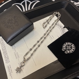 Цветок скаута является символом Chrome Hearts, поэтому он остаетс