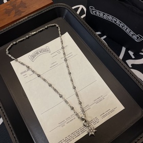 Цветок скаута является символом Chrome Hearts, поэтому он остаетс