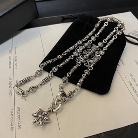 Цветок скаута является символом Chrome Hearts, поэтому он остаетс