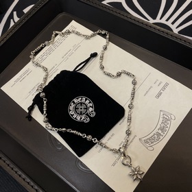 Цветок скаута является символом Chrome Hearts, поэтому он остаетс